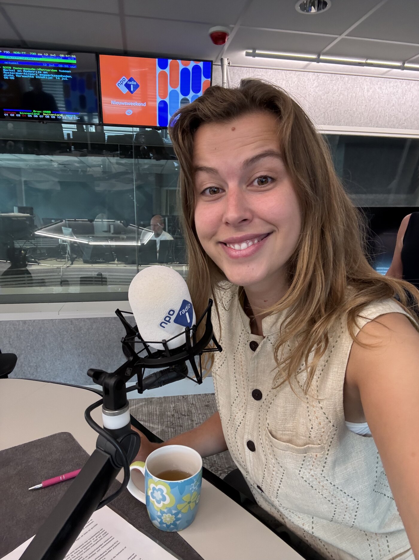 Sophie Kuijpers aan tafel in de radiostudio van NPO Radio 1